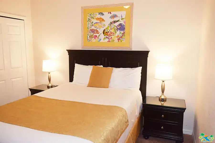 Queen guestroom with bedside tables