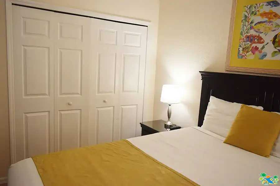 Queen guestroom bed and closet